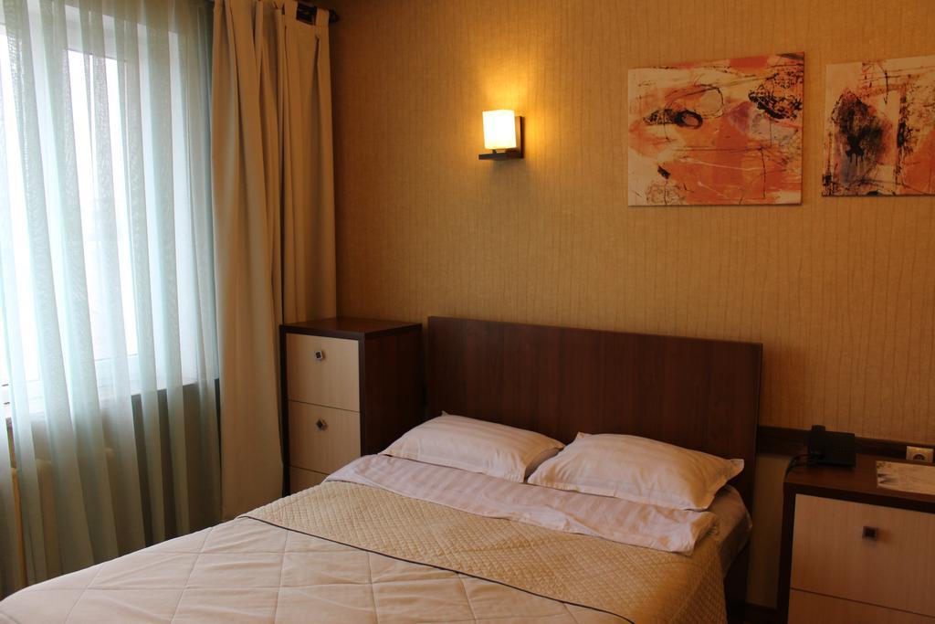 Delphin Guest House Biskek Szoba fotó