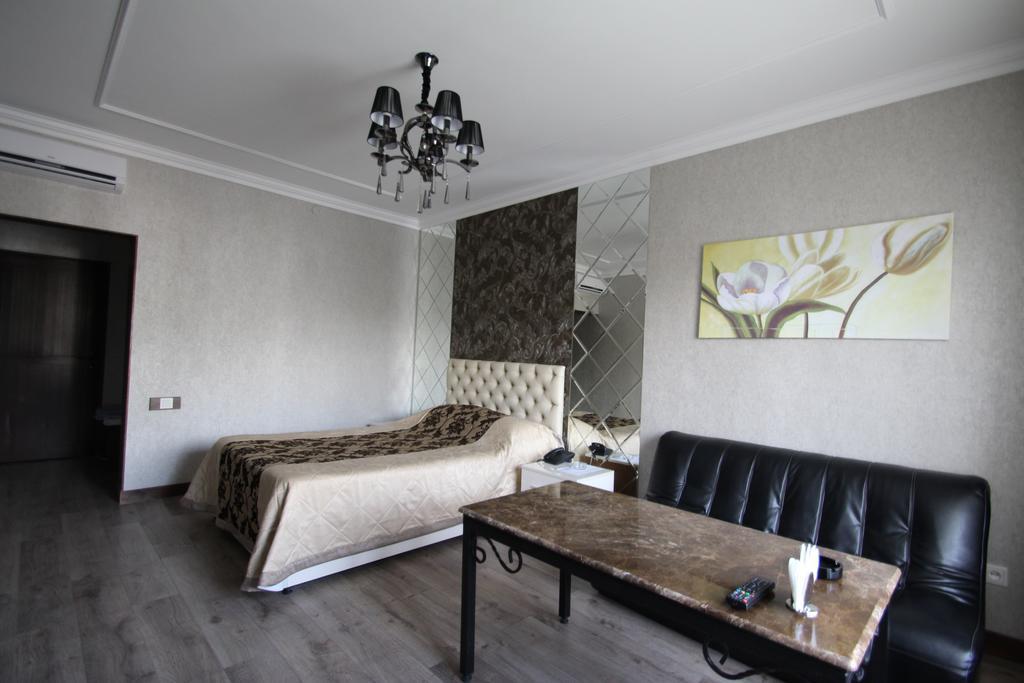 Delphin Guest House Biskek Kültér fotó